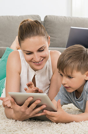 Mutter und Sohn benutzen gemeinsam ein Tablet